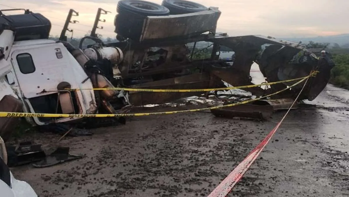 Volcadura de revolvedora sobre la carretera Tepetitlán-Nopala deja una persona sin vida