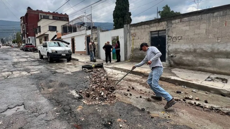 Caasim detecta daños en drenaje de la colonia Rojo Gómez y sustituye tubería afectada