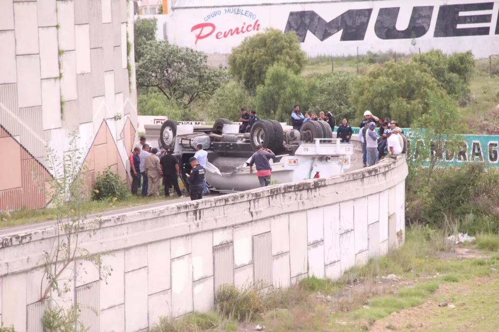 ¡Precaución! Volcadura de pipa complica la circulación en la Pachuca-Actopan