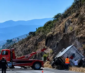 Un incidente con camión de carga mantiene afectada la circulación en San Pedro hacia Actopan