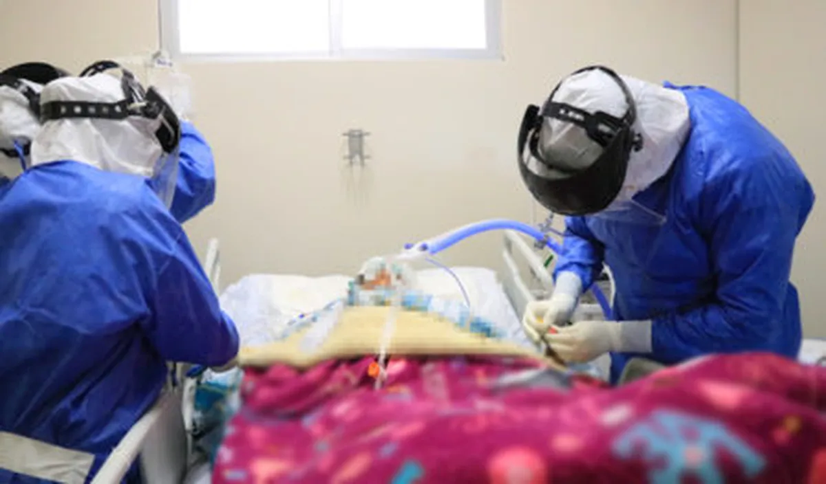 Médicos atendiendo a paciente covid en Hidalgo