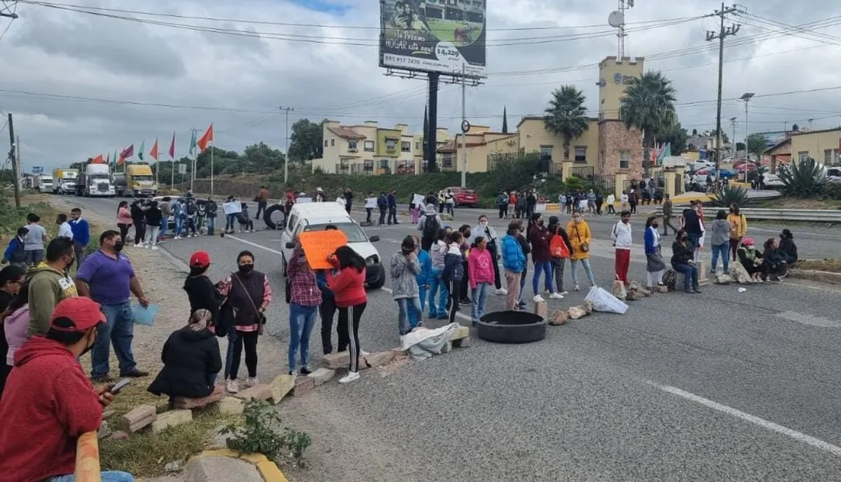 Padres de familia bloquean la Tula-Jorobas; piden instalaciones dignas
