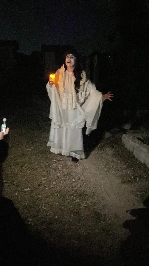 Alcalde de Pachuca encabeza recorrido de “Leyendas de Terror” en el panteón municipal