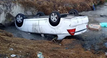 Vuelca automóvil sobre la carretera libre México-Pachuca
