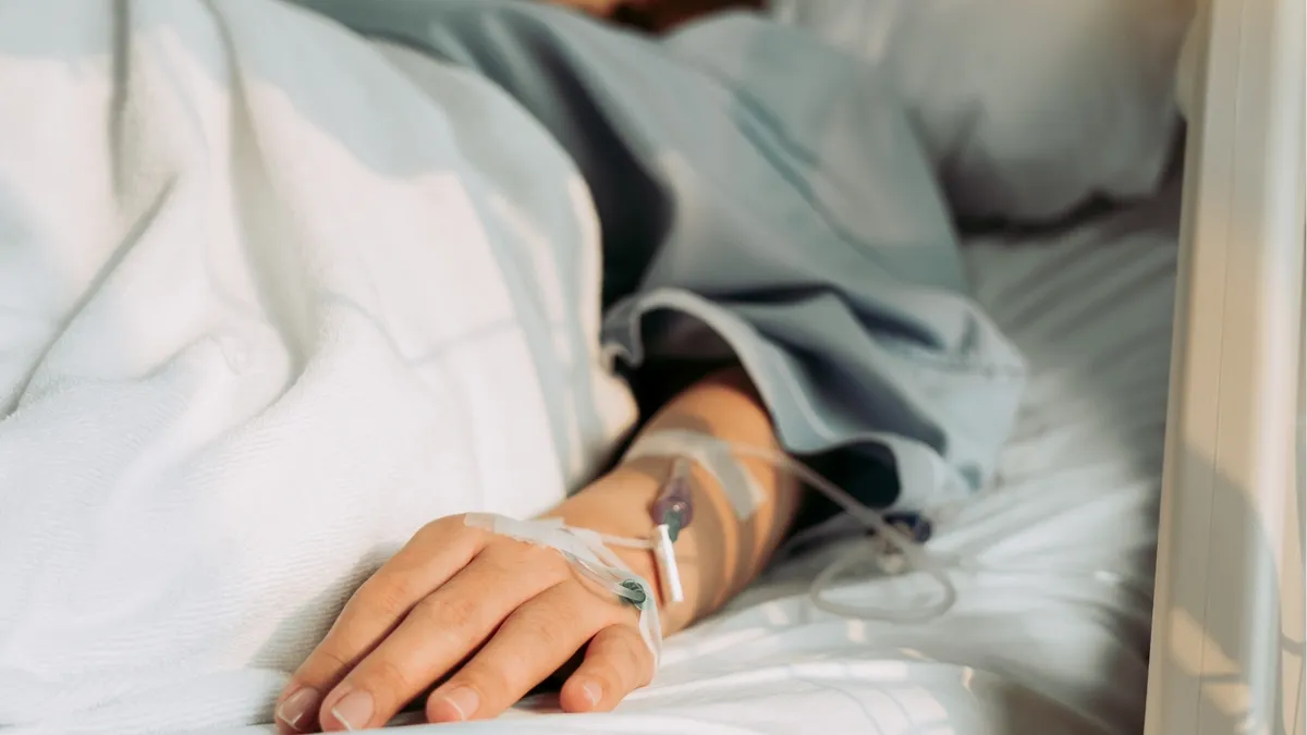 Personal médico atiende a pacientes afectados por lluvias