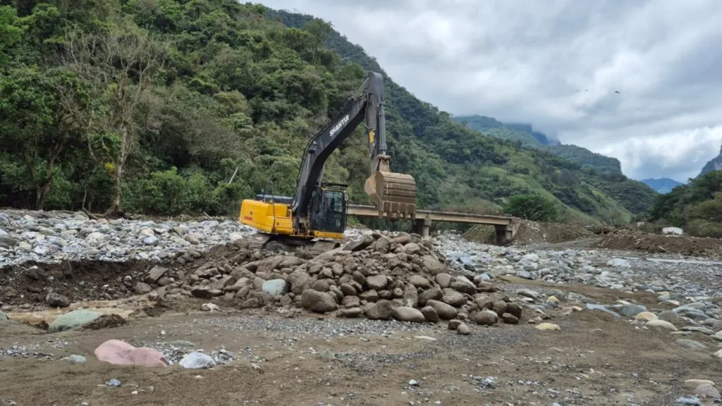Arrancan trabajos en Río Tlacolula tras inundaciones en Tianguistengo