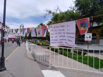 En el Día del Padre, mujeres de Tulancingo colocan tendedero de padres irresponsables