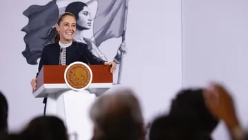 Claudia Sheinbaum negó que AMLO tenga prevista una gira por México en 2027 y cuestionó las versiones sobre el supuesto recorrido.