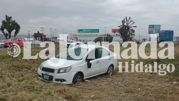 Mujer resulta herida tras volcadura en la México–Pachuca