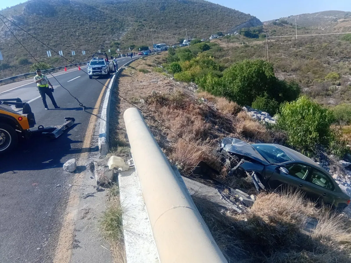 Auto cae a barranca en Ixmiquilpan: lo hallan abandonado en la México-Laredo
