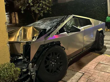 Sujeto choca su Cybertruck en colonia FIFÍ de la CDMX