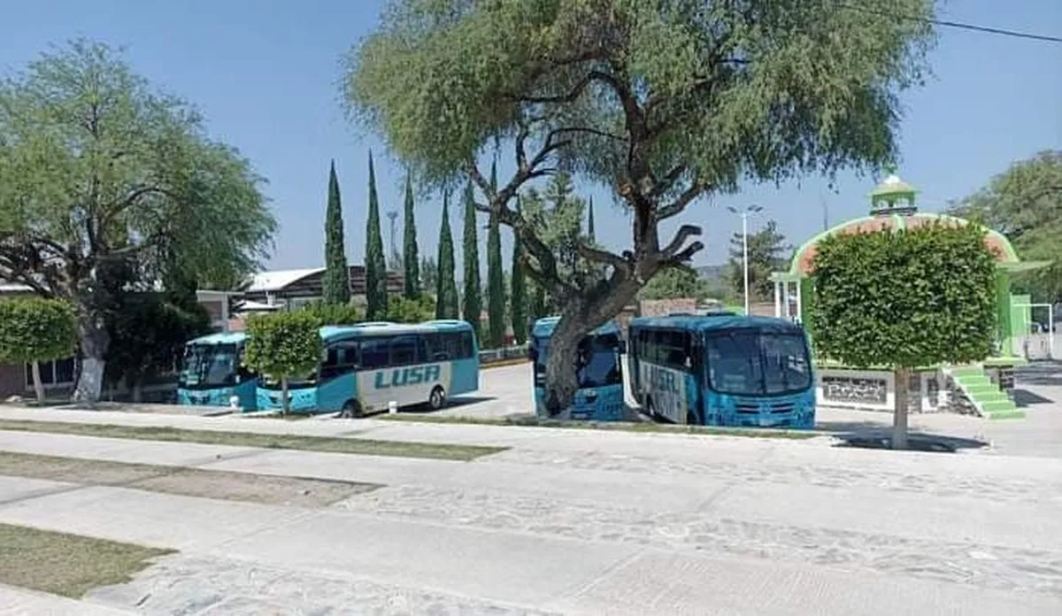Pobladores de Ixmiquilpan retienen autobuses para exigir responsabilidad por accidente