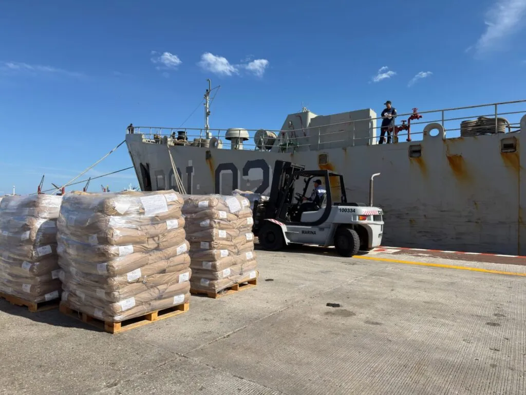 Más de 800 toneladas de ayuda humanitaria parten rumbo a Cuba