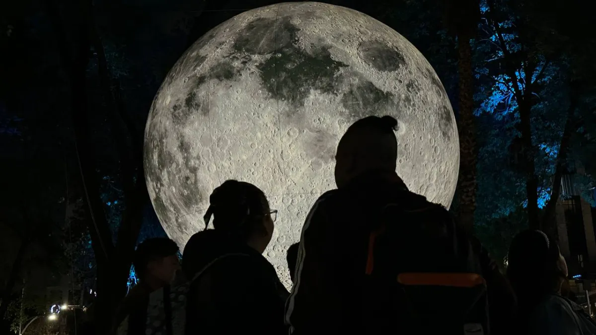 La instalación de la Luna gigante en Paseo de la Reforma amplía su exhibición en la Ciudad de México. 📸: Webcams de México