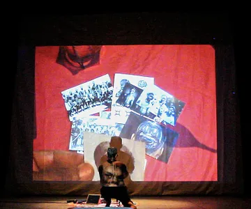 Un performance que empieza con vinilos y termina en baile colectivo: así se vive CIMARRÓN en La Jabonera.