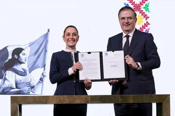 Claudia Sheinbaum firma decreto para proteger industria textil mexicana