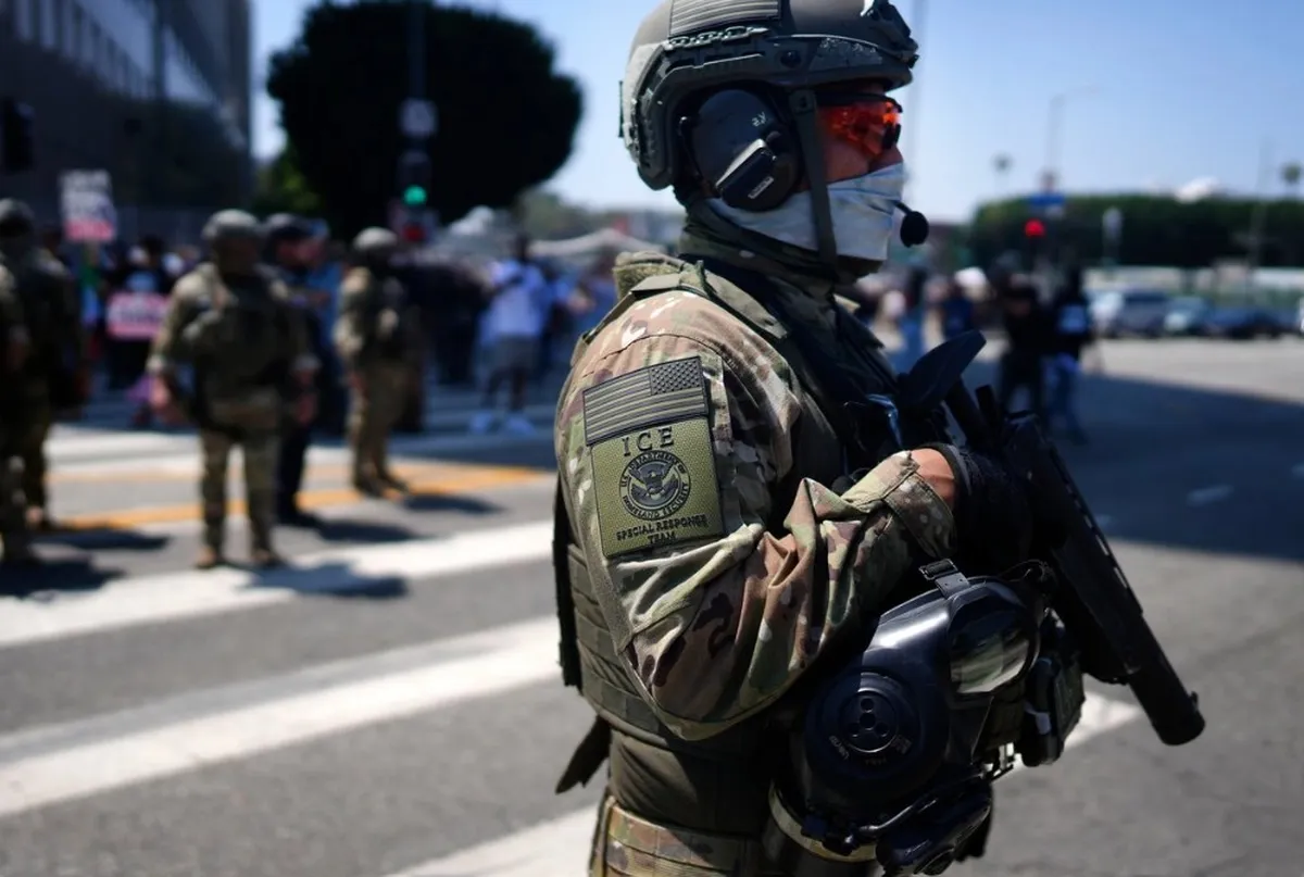 miembro del Equipo de Respuesta Especial de ICE monta guardia frente al Centro de Detención Metropolitano
