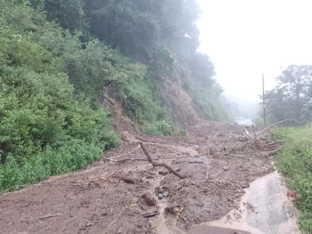 Molango en emergencia por derrumbes: familias evacuadas y caminos bloqueados