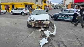 Patrulla Violeta choca con vehículo en Tulancingo; civiles evitan que policías huyan