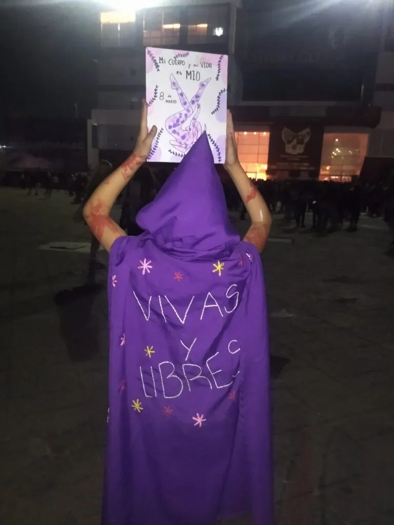 Artesanía y protesta: Iris Yomara Luz Ramírez borda pañuelos y gorras para el 8M