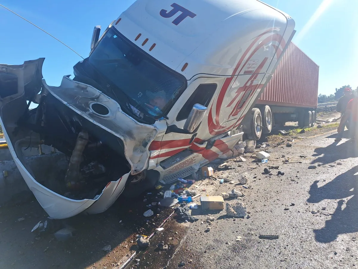 Autopista Arco Norte: tráiler se estrella contra muro de contención