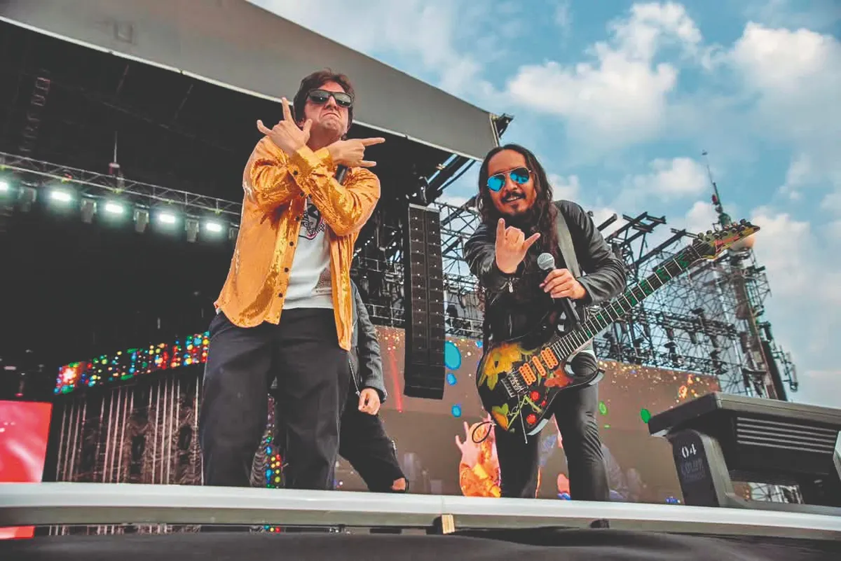 Tropikal Forever, la fusión del rock y los ritmos latinos que conquista al público con humor