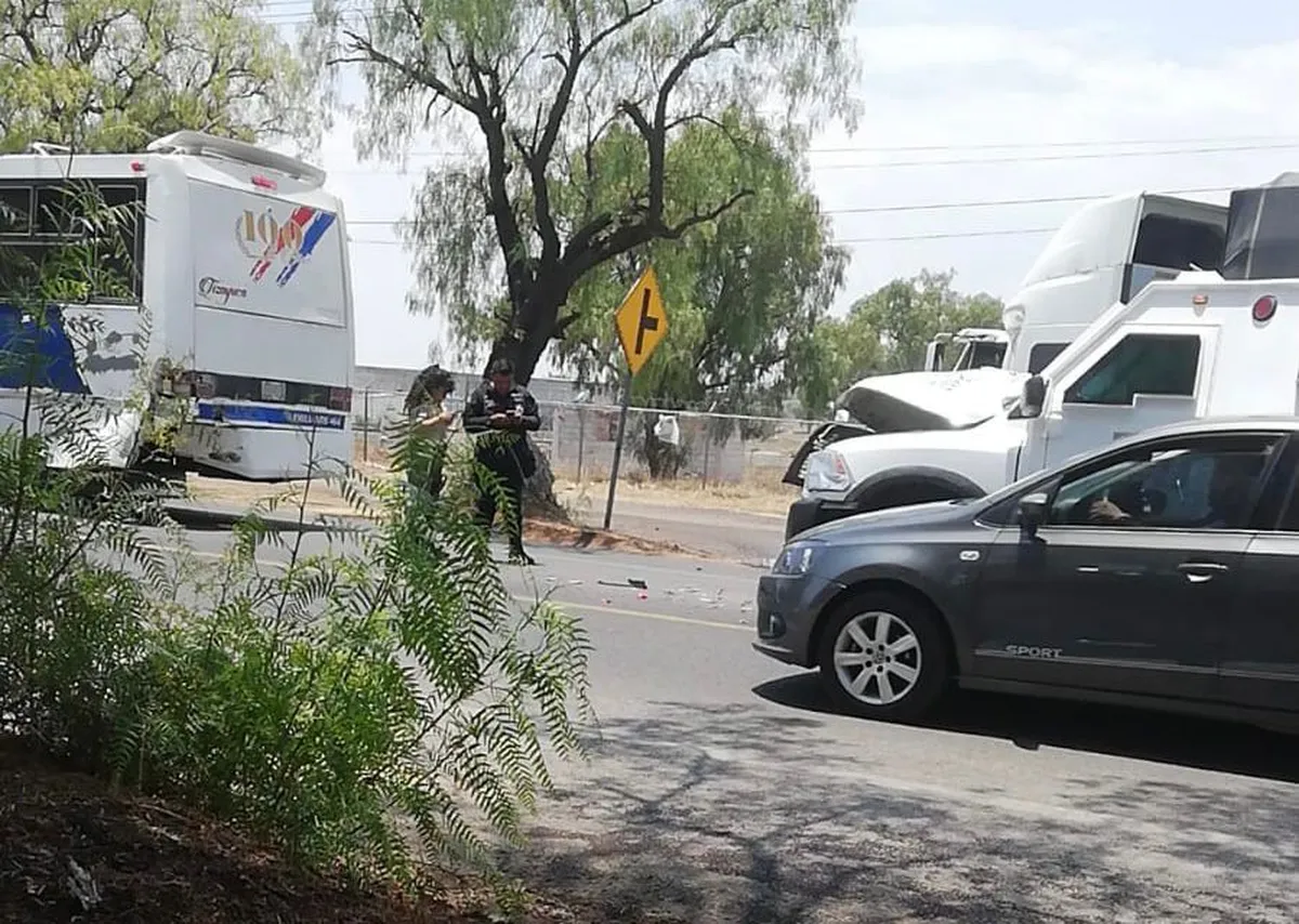 Choque de autobús y unidad de valores en la libre México-Pachuca deja 5 lesionados