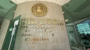 Ocho años sin ver a su hija… y ahora un juez la procesa por una deuda que no pudo evitar.