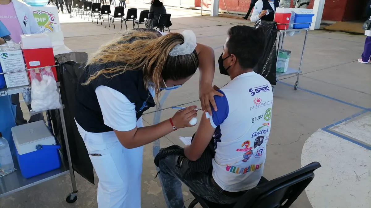En Pachuca jóvenes asisten a vacunación contra Covid 19