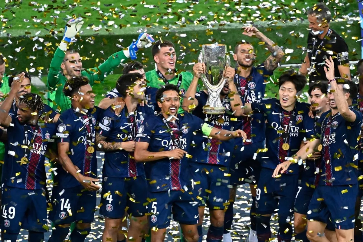 Jugadores del Paris Saint-Germain celebran la obtención de la Supercopa de Europa