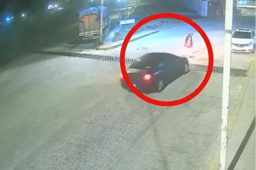 ¡La atropelló y huyó! Un VIDEO captó el momento en que una adulta mayor fue arrollada