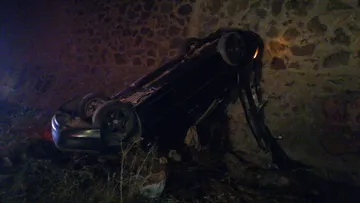 Tula: auto cae de puente; conductor sobrevive