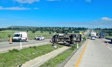 Autopista Arco Norte: vuelca camión de carga y deja lesionados