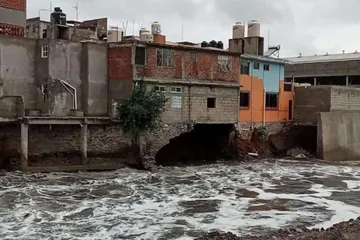 Río Tula: evacuan a familia de casa a punto de colapsar