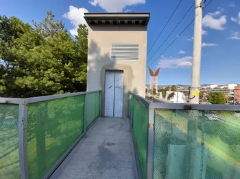 Elevador del Tuzobús ubicado en un puente peatonal de Pachuca.