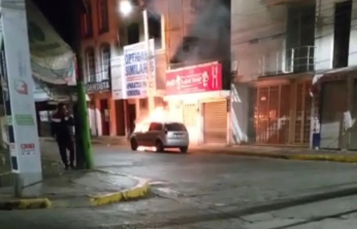 Fuego consume auto en centro de Tulancingo