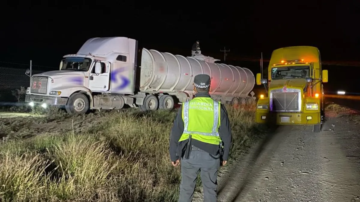 Pipas con 30 mil litros de combustible ilegal fueron aseguradas en Coahuila; iban rumbo al Estado de México.
