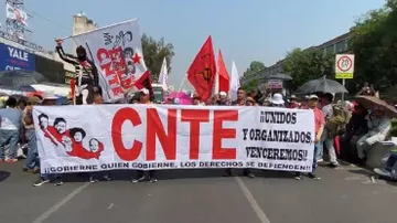 Contingente de personas marchando en Pachuca