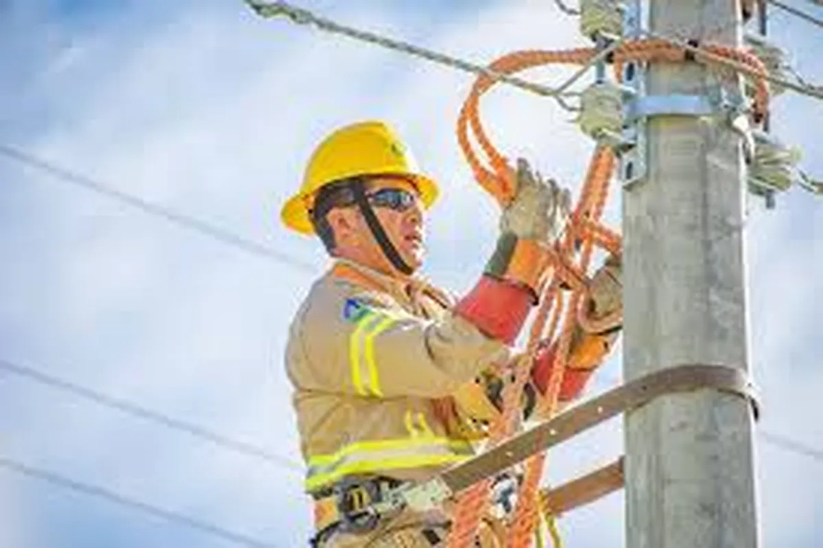 Ixmiquilpan: trabajador de la CFE sufre descarga eléctrica y queda suspendido en poste