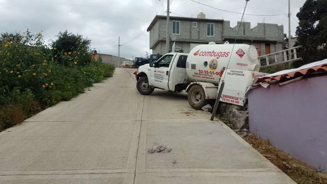 Pipa de gas se impacta contra vivienda en Santiago Tulantepec