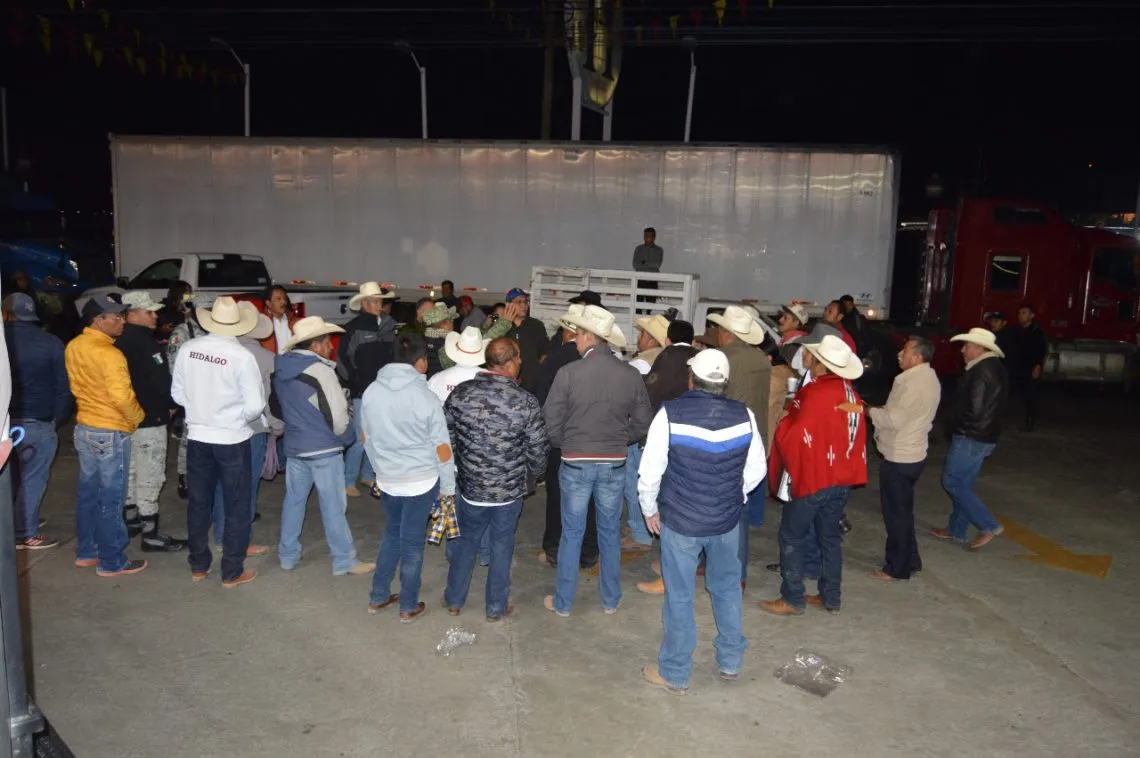 Charros y cabalgantes hidalguenses participan en el desfile del 20 de noviembre en CDMX