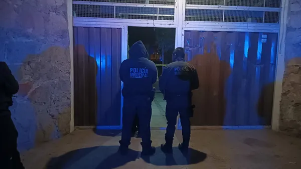 Autoridades acordonan afuera de un salón de eventos