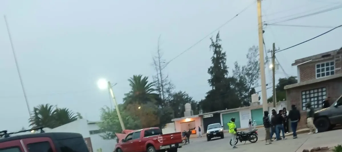 Policías accionan armas de fuego para dispersar turba en Tulancingo