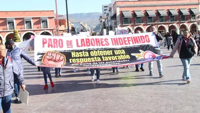 Maestros del CONAFE marchan en Pachuca para exigir mejores salarios.