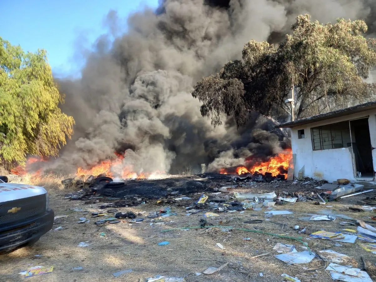 Bomberos de Tizayuca sofocan incendio de llantas y basura