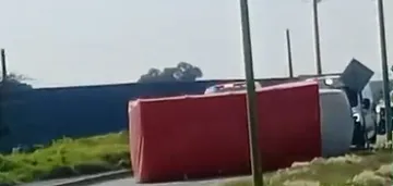 Camioneta vuelca en Tolcayuca