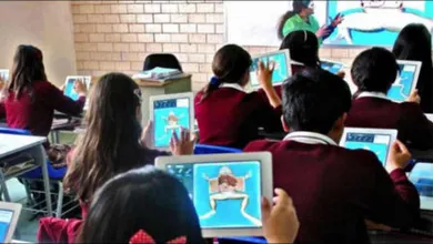 Estudiantes usan tabletas electrónicas en su salón de clases