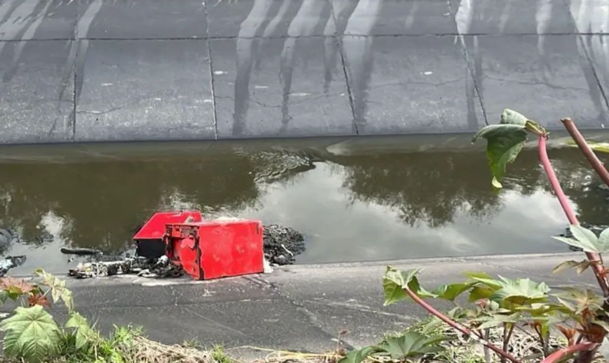 Tula: hallan cajero automático flotando en canal