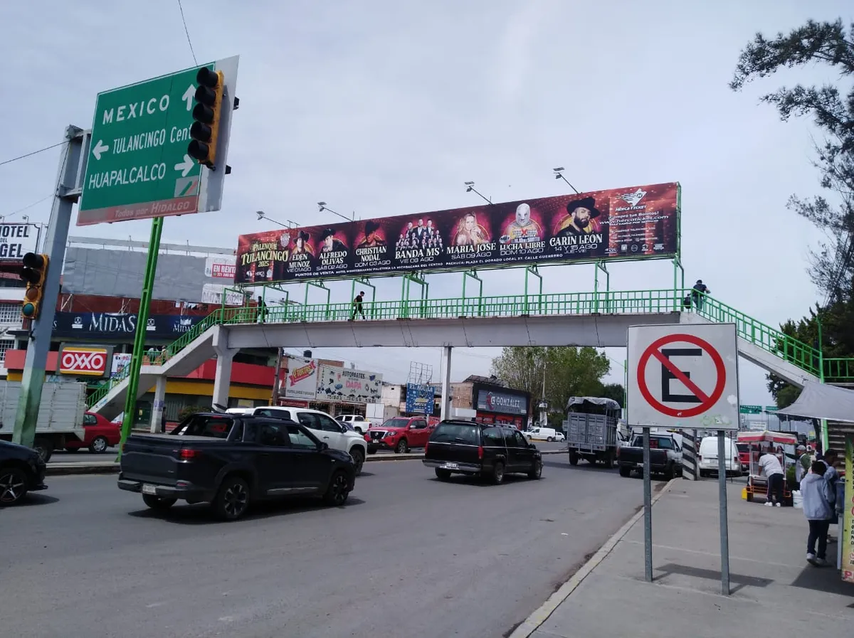 Permanecen espectaculares en puentes de Tulancingo pese a advertencias de riesgo e ilegalidad