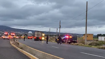 Pipa de Pemex volcada en el kilómetro 41 de la carretera Pachuca–Sahagún, en Tlanalapa, Hidalgo.